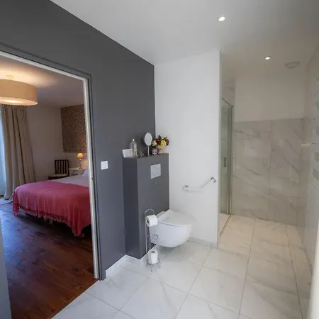 Au Manoir Des Loges Bed & Breakfast