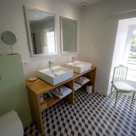 Au Manoir Des Loges Bed & Breakfast
