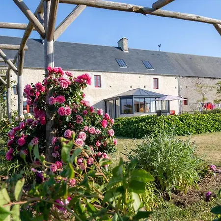 Au Manoir Des Loges Bed & Breakfast