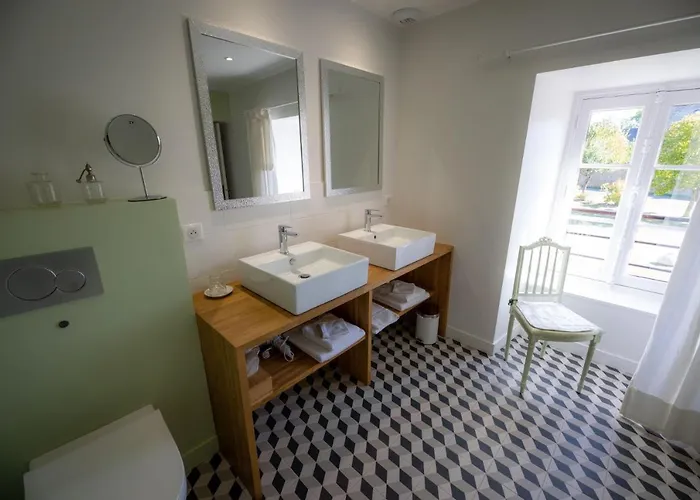 Au Manoir Des Loges Bed & Breakfast