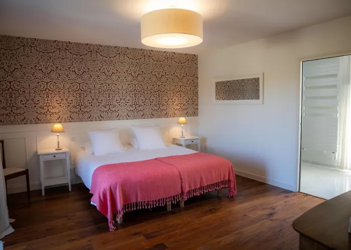 Au Manoir Des Loges Bed & Breakfast