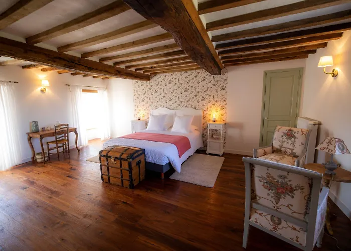 Au Manoir Des Loges Bed & Breakfast