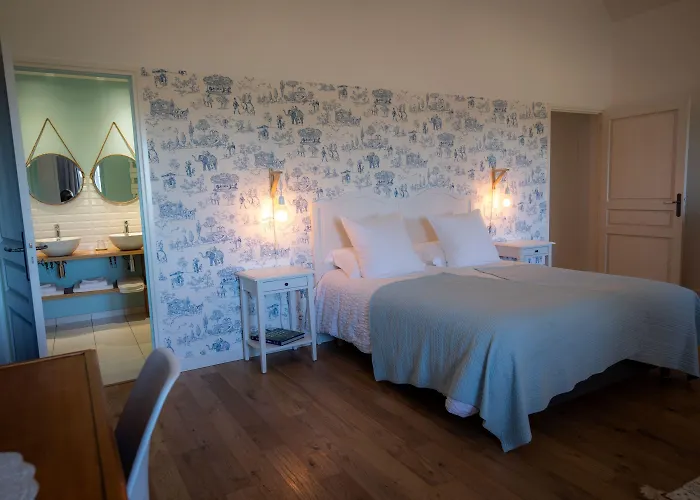 Au Manoir Des Loges Bed & Breakfast 3*